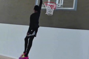 米切尔展示高难度扣篮！这个要放在扣篮大赛，要变成三个动作🏀